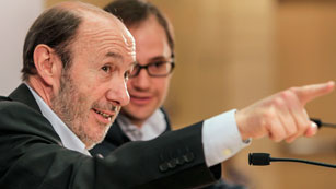 Ver v&iacute;deo  'Rubalcaba llamar&aacute; a Rajoy antes de la cumbre de Bruselas'
