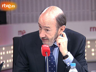 Ver v&iacute;deo  'Rubalcaba: "El PP tendr&aacute; que explicar por qu&eacute; no quiere que paguen m&aacute;s los que m&aacute;s tienen"'
