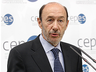 Ver v&iacute;deo  'Rubalcaba promete no congelar ni pensiones ni sueldos de funcionarios'