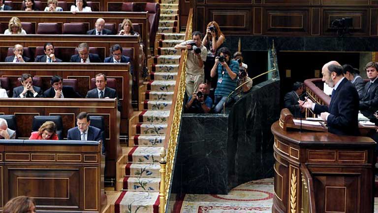 Rubalcaba propone al Gobierno un gran pacto de estado y critica los recortes anunciados