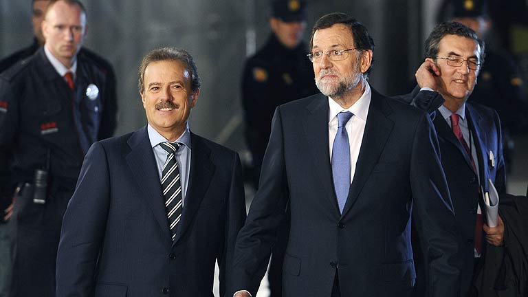 Rajoy y Rubalcaba salen del Palacio de Congresos de Madrid