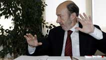 Ir al Video&nbsp;Rubalcaba viaja a Valencia en apoyo a las v&iacute;ctimas del accidente de metro de 2006