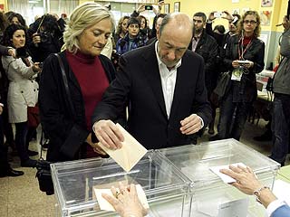 Ver v&iacute;deo  'Rubalcaba vota en un colegio de Majadahonda'