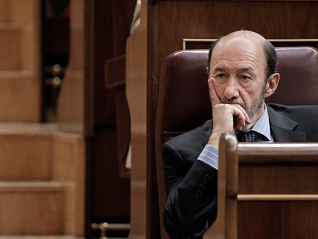Rubalcaba: "Zapatero me convenci&oacute; anoche sobre la reforma constitucional al saber que ten&iacute;a un acuerdo con Rajoy" 