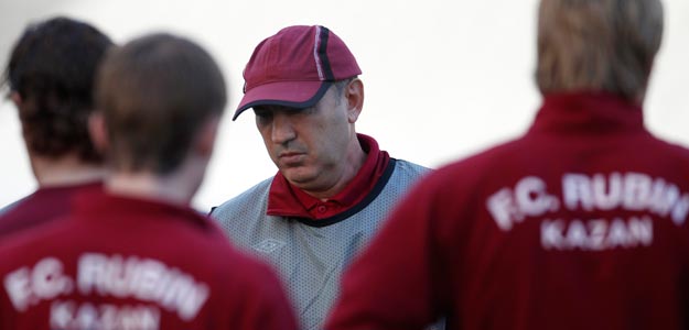 El t&eacute;cnico del Rubin Kazan, Kurban Berdiev, da instrucciones a sus jugadores