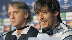 El delantero español del Manchester City David Silva y su entrenador, Roberto Mancini. El delantero español del Manchester City David Silva y su entrenador, Roberto Mancini.