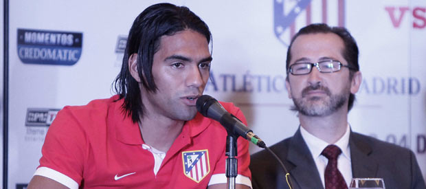 El delantero del Atl&eacute;tico de Madrid, el colombiano Radamel Falcao (i).