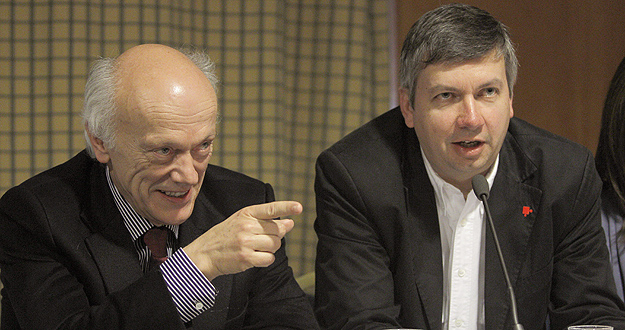 El profesor Gerhard Ehninger (i) y el presidente del Registro Alemán de Donantes de Médula-Ósea DKMS, el profesor Stefan Winter, durante una conferencia de prensa.