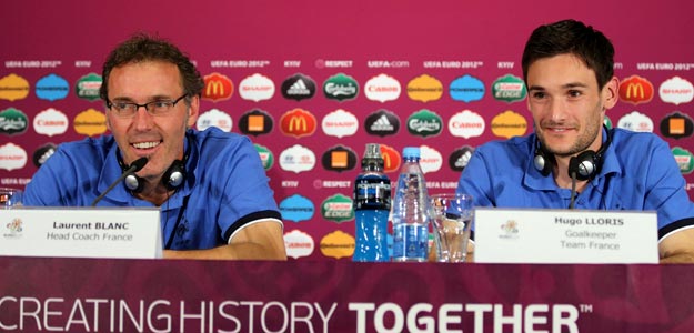 Laurent Blanc, y el guardameta Hugo Lloris (dcha), durante una rueda de prensa