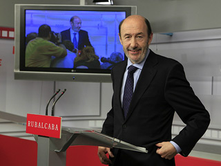 Ver v&iacute;deo  'Rueda de prensa &iacute;ntegra de Rubalcaba sobre el adelanto electoral'