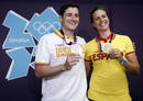 La espa&ntilde;ola Marina Alabau, ganadora de la medalla de oro en la clase RS:X, y David Cal, plata en C1 1000m, posan con sus medallas ante de la rueda de prensa ofrecida hoy en el centro de prensa internacional de Londres.