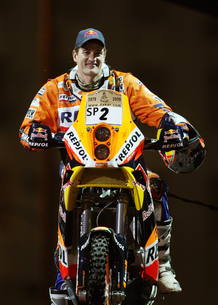 El piloto espa&ntilde;ol Marc Coma, con su motocicleta KTM 690, durante el paseo del Rally Dakar Argentina-Chile 2009, en la ciudad de Buenos Aires.