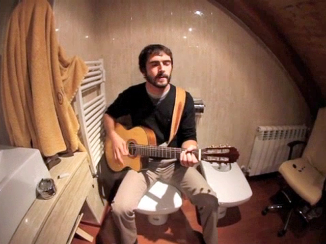 Olmo Algarra interpreta "El ruido que me sigue siempre" de Maga