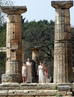 Un grupo de actrices que interpretan a sacerdotisas act&uacute;an durante la ceremonia de encendido de la antorcha ol&iacute;mpica frente al templo de Hera en la Antigua Olimpia, en Grecia.