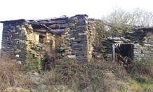 Ruinas que un d&iacute;a fueron casas en Los Oscos