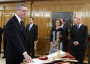 Alberto Ruiz-Gallard&oacute;n jura su cargo como ministro de Justicia ante los Reyes en el Palacio de la Zarzuela, con un ejemplar de la Constituci&oacute;n y otro de la Biblia.