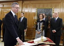 Alberto Ruiz-Gallardón jura su cargo como ministro de Justicia ante los Reyes en el Palacio de la Zarzuela, con un ejemplar de la Constitución y otro de la Biblia.