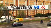 Pancarta contra Eurovegas en la M-30 de Madrid