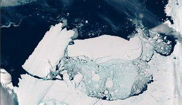 Momento del desprendimiento del iceberg tras chocar contra la costa.