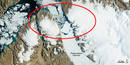 El inmenso bloque de hielo se separa del glaciar y atraviesa el fiordo en direcci&oacute;n al Oc&eacute;ano Atl&aacute;ntico