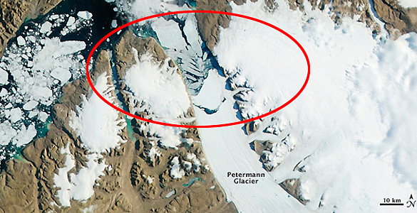 El inmenso bloque de hielo se separa del glaciar y atraviesa el fiordo en direcci&oacute;n al Oc&eacute;ano Atl&aacute;ntico