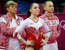 La rusa Aliya Mustafina viendo los resultados de la final de gimnasia art&iacute;stica femenina.