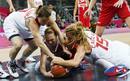 La rusa Irina Osipova , y las turcas Esmeral Tuncluer y Bahar Caglar pelean por el bal&oacute;n.