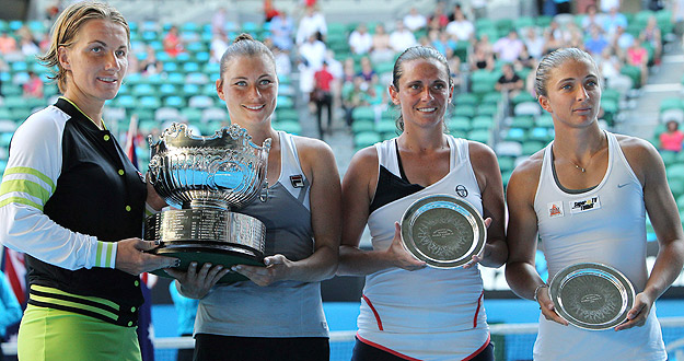 Las rusas Svetlana Kuznetsova (i) y Vera Zvonareva (2-i) posan con su trofeo tras ganar la final femenina de dobles del Abierto de Australia disputada contra las italianas Sara Errani (2-d) y Roberta Vinci.