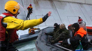 Ver vídeo  'Rusia retiene un barco de Greenpeace que protestaba contra una plataforma petrolífera en el Ártico'