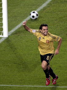Xavi Hernandez celebra el primer gol para su equipo ante Rusia.