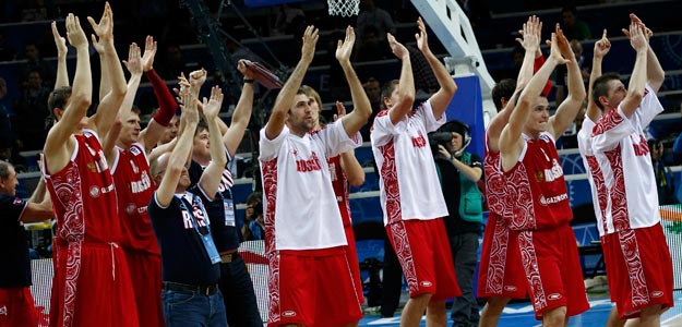 Los jugadores de la selección de Rusia celebran su tercera plaza en el Eurobasket