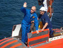 Putin saluda a bordo de un mini submarino en el que se intern&oacute; en las profundidades del lago Baika.