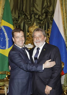 Medvedev posa con Lula en el Kremlin.