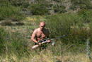 Putin camina con un rifle hace dos a&ntilde;os al sur de la regi&oacute;n de Tuva.