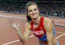 Isinbayeva saluda durante la competici&oacute;n de salto con p&eacute;rtiga.