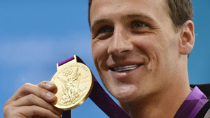 Ver v&iacute;deo  'Ryan Lochte gana el oro en 400m estilos y sepulta a Michael Phelps'