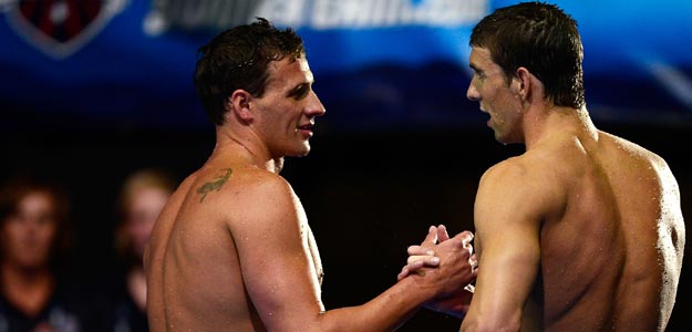 Ryan Lochte y Michael Phelps se saludan al término de la prueba de 400 metros estilos Ryan Lochte y Michael Phelps se saludan al término de la prueba de 400 metros estilos