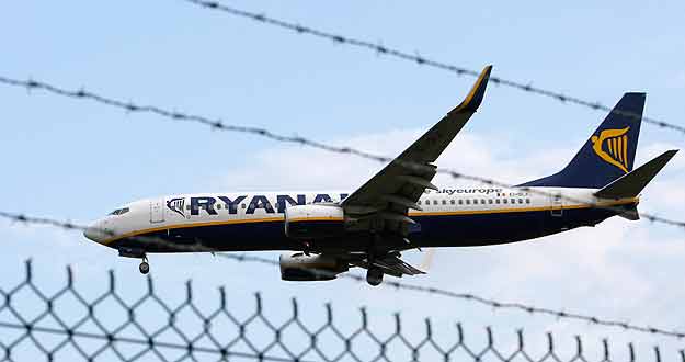 Un avi&oacute;n de Ryanair aterrizando