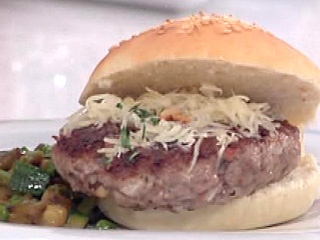 Ver v&iacute;deo  'Saber Cocinar - Hamburguesas con pi&ntilde;ones sobre pan casero'
