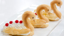 Ir al Video&nbsp;Saber cocinar - Postre - Cisnes con frutas