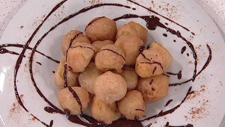 Saber cocinar - Postres - Bu&ntilde;uelos de pl&aacute;tano con ron al chocolate (08/03/2012)