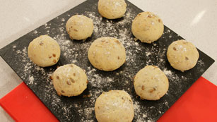 Ver v&iacute;deo  'Saber Cocinar - Postres - Pan de pipas y s&eacute;samo'