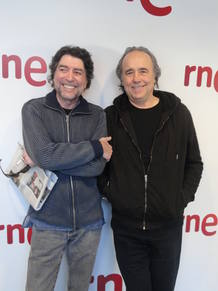 Joaqu&iacute;n Sabina y Joan Manuel Serrat en los pasillos de RNE.