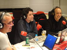 Juan Ram&oacute;n Lucas, Joaqu&iacute;n Sabina y Joan Manuel Serrat en un momento de la entrevista.