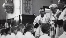 El sacerdote Lawrence, a la izquierda, durante su estancia en el colegio El sacerdote Lawrence, a la izquierda, durante su estancia en el colegio