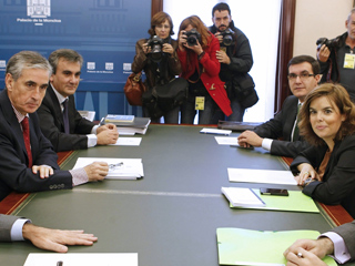Ver v&iacute;deo  'S&aacute;enz de Santamar&iacute;a y J&aacute;uregui inician el traspaso de poderes'