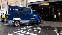 Ir al Video&nbsp;Sale del hospital el segundo sospechoso de la muerte del soldado en Londres