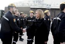 La ministra de Defensa, Carme Chac&oacute;n, el pasado mes de enero, despidiendo a los militares que iban a Hait&iacute;