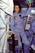 Sally Ride de pie junto a la compuerta del transbordador Challenger con el que viaj&oacute; en dos ocasiones al espacio