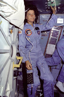 Sally Ride de pie junto a la compuerta del transbordador Challenger con el que viaj&oacute; en dos ocasiones al espacio